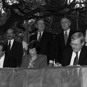 Bilder L'Encerclement - La démocratie dans les rets du néolibéralisme