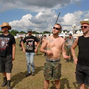 Bilder Metaller die auf Brüste starren