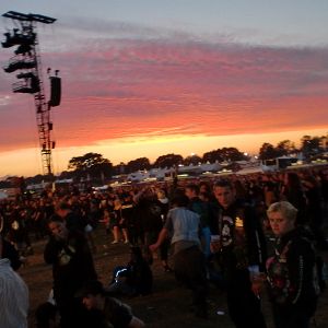 Bilder Metaller die auf Brüste starren