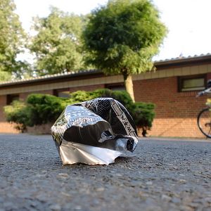 Bilder Metaller die auf Brüste starren