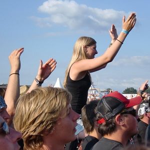 Bilder Metaller die auf Brüste starren