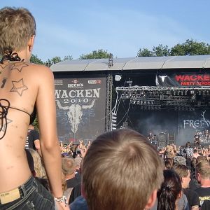 Bilder Metaller die auf Brüste starren