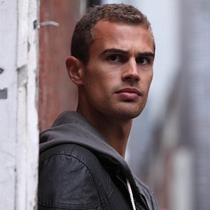 Bilder Theo James