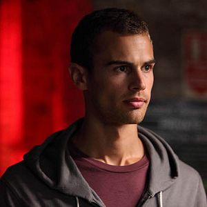 Bilder Theo James