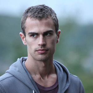 Bilder Theo James