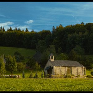 Bilder Die Kirche bleibt im Dorf
