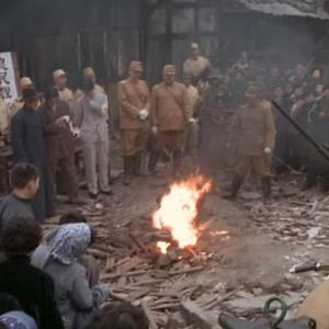 Bilder Men Behind the Sun