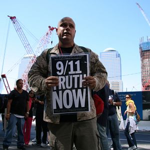 Bilder Mark Lombardi - Kunst und Konspiration