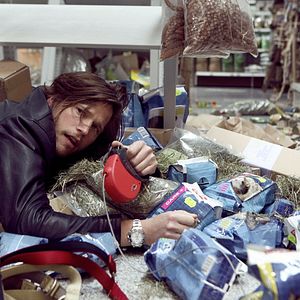 Bilder Nein! Aus! Pfui! Ein Baby an der Leine