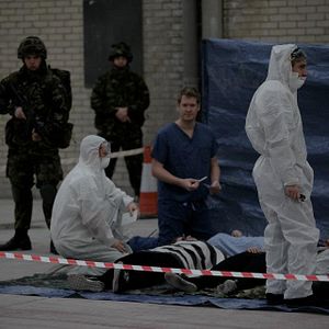 Bilder Gangsters, Guns & Zombies