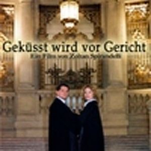 Bilder Geküsst wird vor Gericht