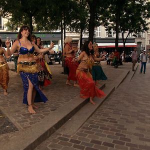 Bilder Die mit dem Bauch tanzen