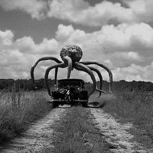 Bilder Angriff des Hirnsauger-Riesenmonsters aus dem Weltall