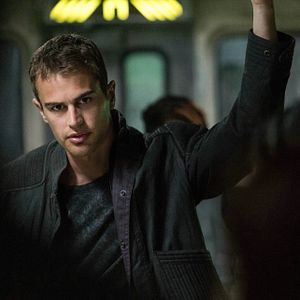 Bilder Theo James