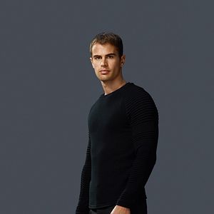 Bilder Theo James