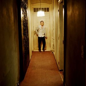 Bilder Die Frau hinter der Wand