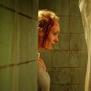 Bilder Die Frau hinter der Wand