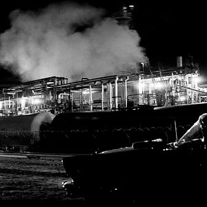 Bilder A Girl Walks Home Alone At Night