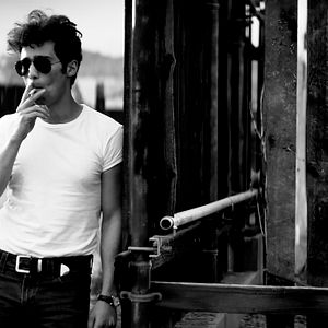 Bilder A Girl Walks Home Alone At Night