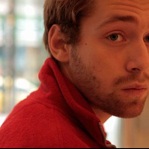 Bilder Boy Eating the Bird's Food