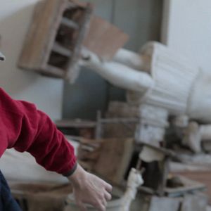 Bilder Boy Eating the Bird's Food