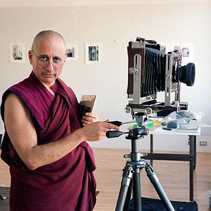 Bilder Monk with a Camera