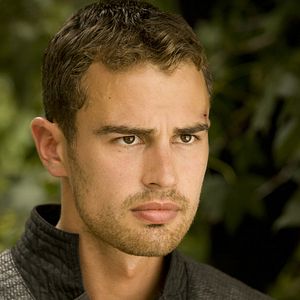 Bilder Theo James