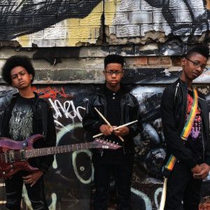 Bilder Breaking a Monster