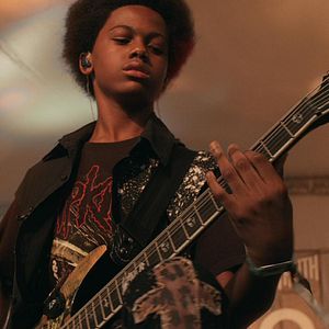 Bilder Breaking a Monster