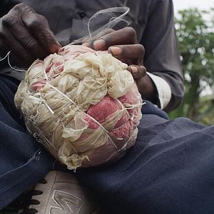 Bilder Bounce: How the Ball Taught the World to Play