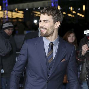 Bilder Theo James