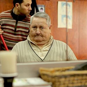 Bilder Ein Papagei im Eiscafé