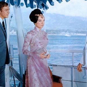 Bilder Das Mädchen aus der Cherry-Bar