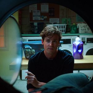 Bilder Cooper Barrett's Guide To Surviving Life