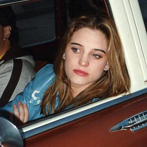 Bilder The Girl Under the Waves