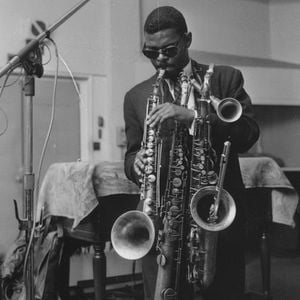 Bilder The Case of The Three Sided Dream