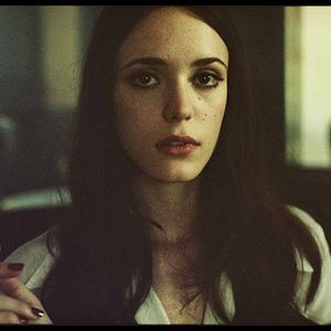 Bilder The Lady In The Car With Glasses And A Gun