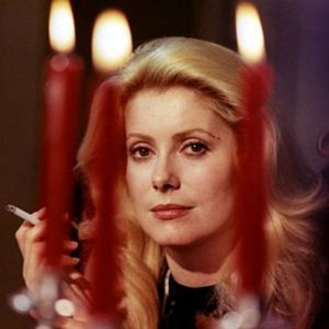 Bilder Die Frau mit den roten Stiefeln