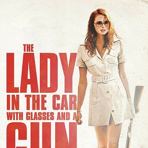 Bilder The Lady In The Car With Glasses And A Gun