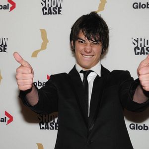 Bilder Devon Bostick