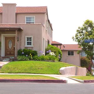 Bilder Behind Closed Door