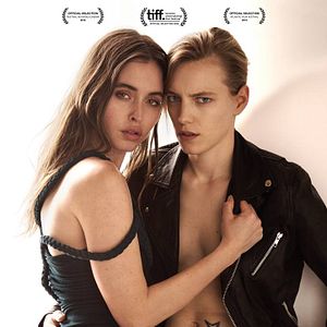 Bilder Below Her Mouth