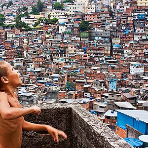 Bilder In the Shadow of the Hill