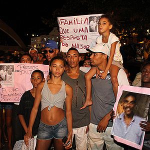 Bilder In the Shadow of the Hill