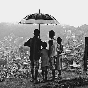 Bilder In the Shadow of the Hill