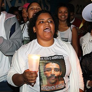 Bilder In the Shadow of the Hill