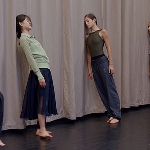 Bilder Dans les pas de Trisha Brown - Glacial Decoy à l'Opéra