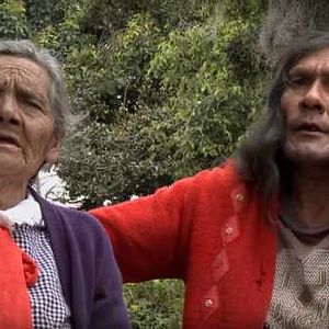 Bilder Miss María: Skirting The Mountain