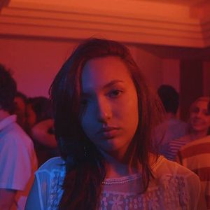 Bilder Um Homem Sentado no Corredor