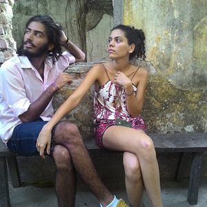 Bilder Um Homem Sentado no Corredor